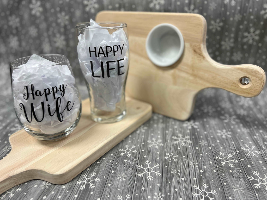 Couples Glasses with Personalized Engraved Cutting Board